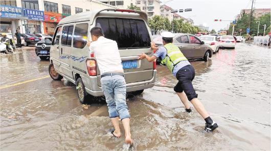 暴雨襲來，青島交警堅(jiān)守一線維持交通秩序